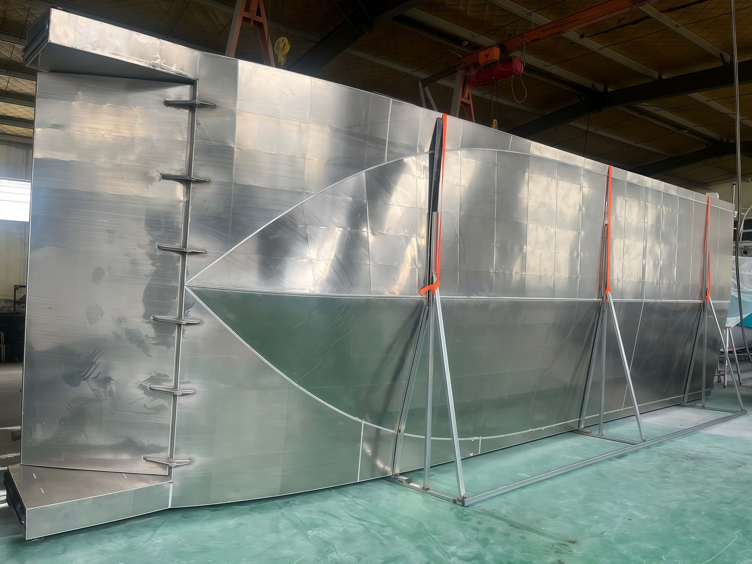Отгрузка десантного корабля Yamane Ryu Yacht Factory.jpg